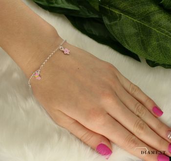Srebrna bransoletka dla dziewczynki różowe zawieszki DIA-BRA-83360-925.  Niesamowita bransoletka wykonana z najwyższej próby srebra z subtelnym elementem trzech różowych elementów motylek, kwiatek i kokardka. Idealny pomysł .jpg