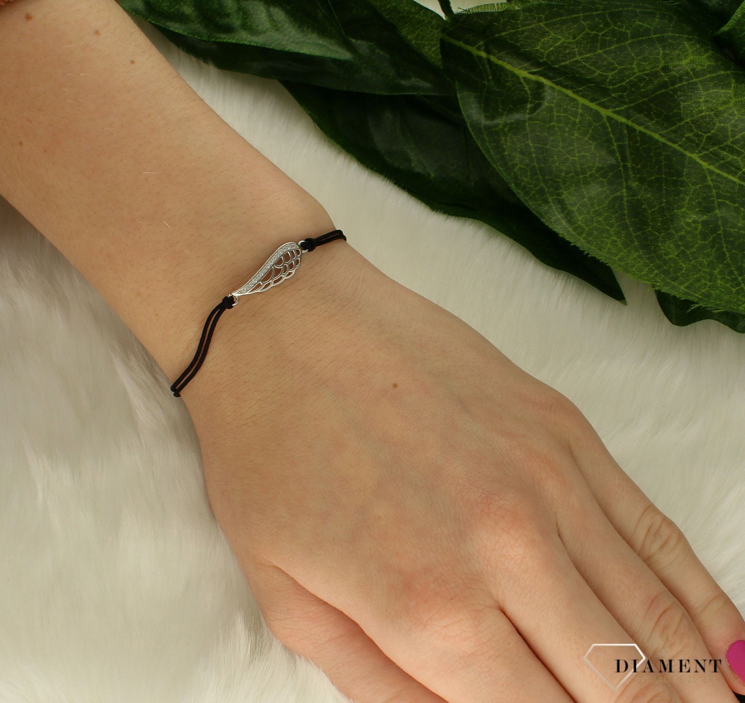 Bransoletka damska srebrna na sznureczku czarnym skrzydełko DIA-BRA-83366BLACK-925. Bransoletka na sznureczku czarnym ze skrzydełkiem. Biżuteria ta będzie wspaniałym upominkiem dla każdej osoby. Bransoletka na sznureczku (1).jpg
