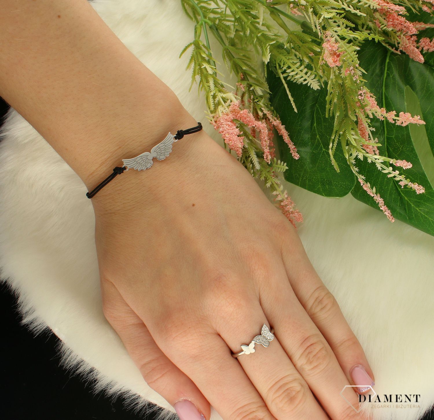 Bransoletka na sznureczku czarnym skrzydła anioła DIA-BRA-8544-925.  Biżuteria ta będzie wspaniałym upominkiem dla każdej osoby. Bransoletka na sznureczku doskonale dop.jpg