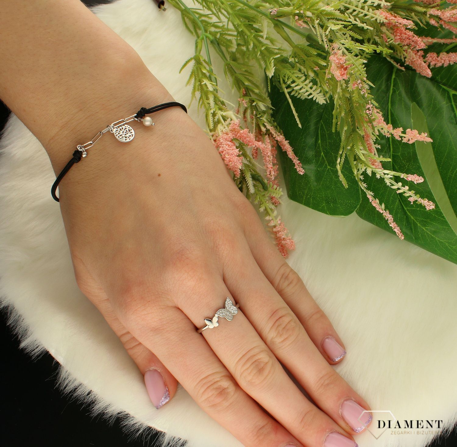 Bransoletka na sznureczku czarnym ażurowe kółko DIA-BRA-8545-925.  Biżuteria ta będzie wspaniałym upominkiem dla każdej osoby. Bransoletka na sznureczku doskonale dopeł.jpg