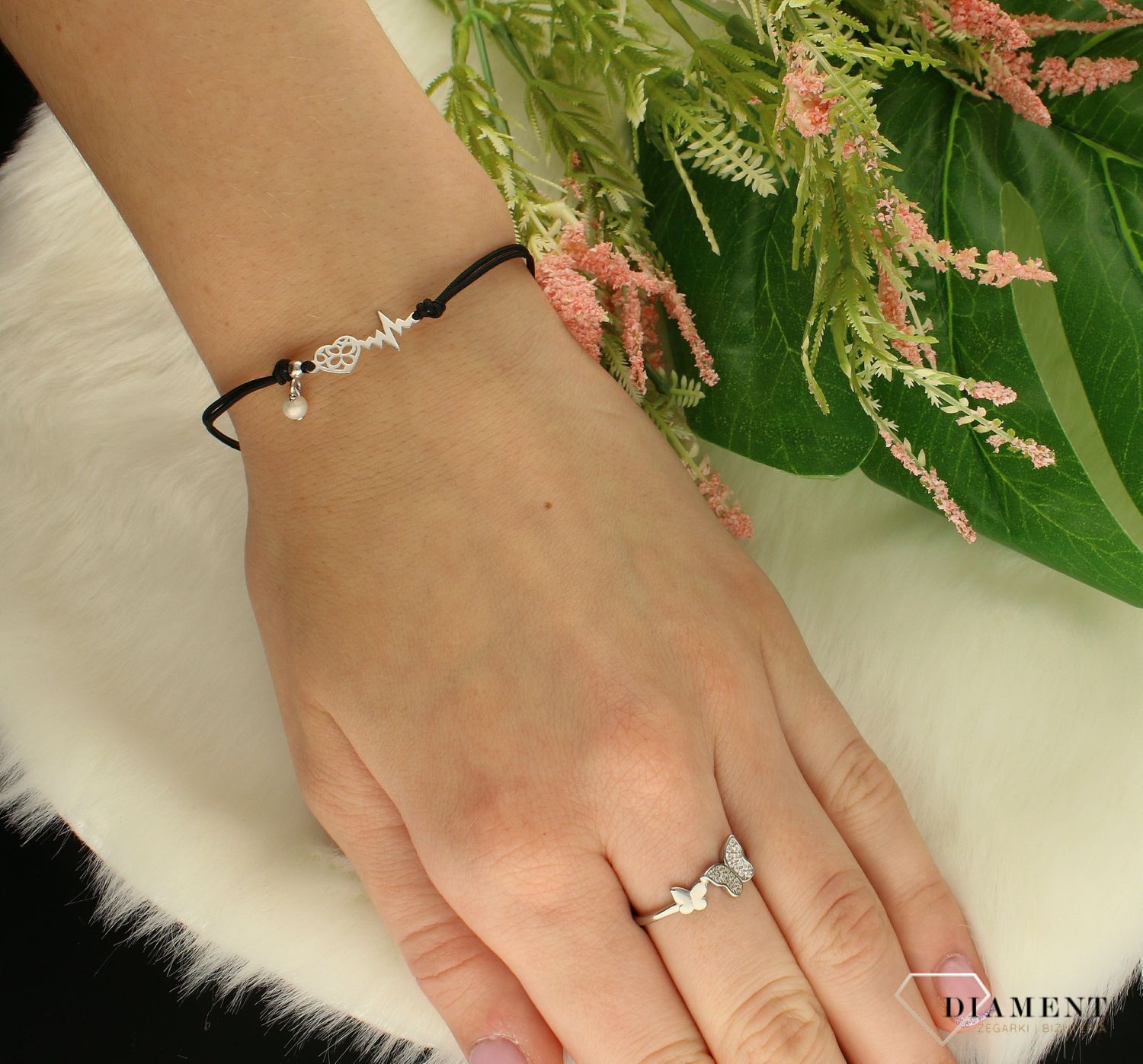 Bransoletka na sznureczku czarnym ze serduszkiem  DIA-BRA-8546-925. Biżuteria ta będzie wspaniałym upominkiem dla każdej osoby. Bransoletka na sznureczku doskonale dopełn (1).jpg