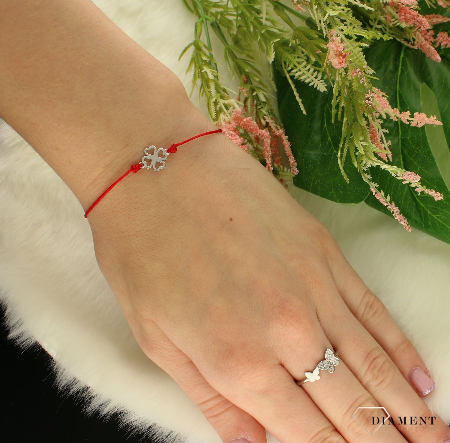 Bransoletka damska na czerwonym sznureczku z koniczynką DIA-BRA-8547-925. Biżuteria wykonana z najwyższej jakości srebra próby 925. Modny motyw koniczynki to doskonały d (1).jpg