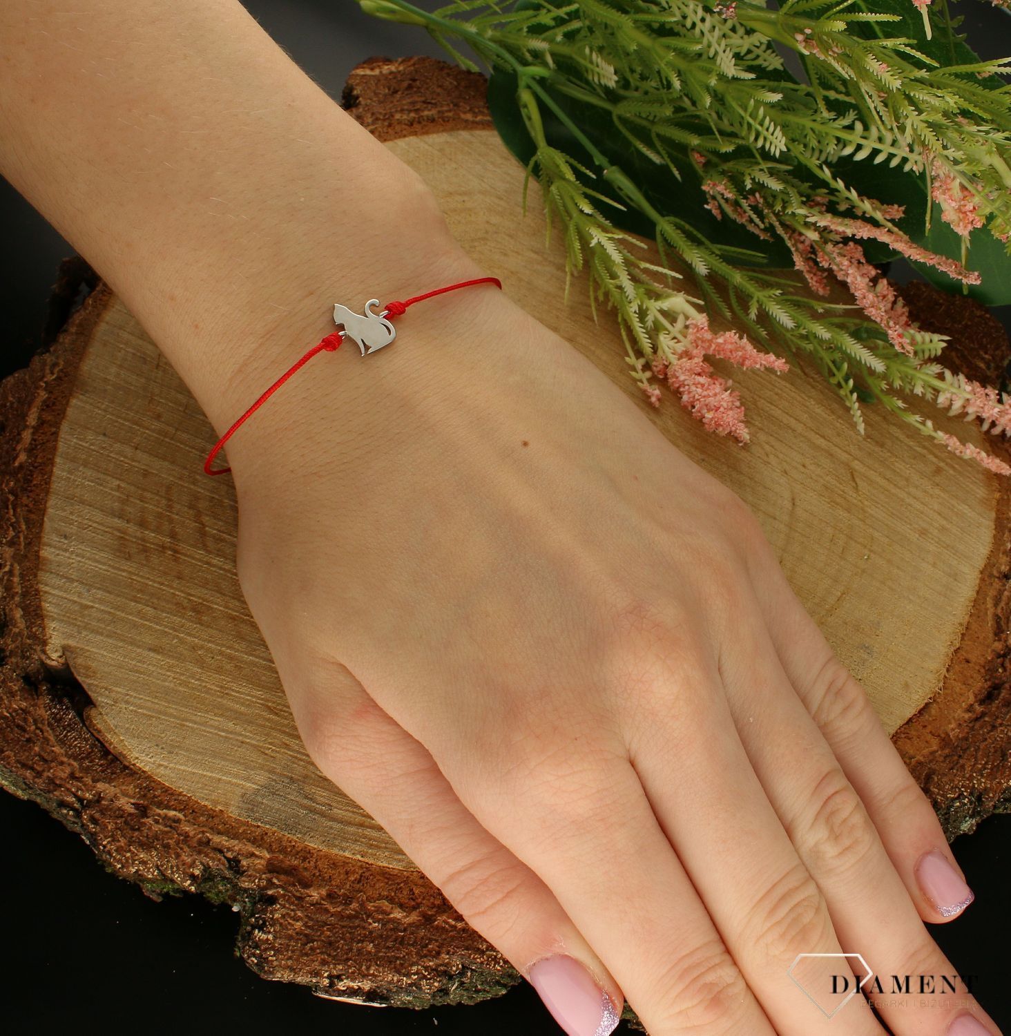 Bransoletka srebrna Kotek na czerwonym sznureczku 925 DIA-BRA-8548-925. Bransoletka z kotem na prezent. Srebrna biżuteria dla kobiety. Czerwona bransoletka na szczęście..jpg