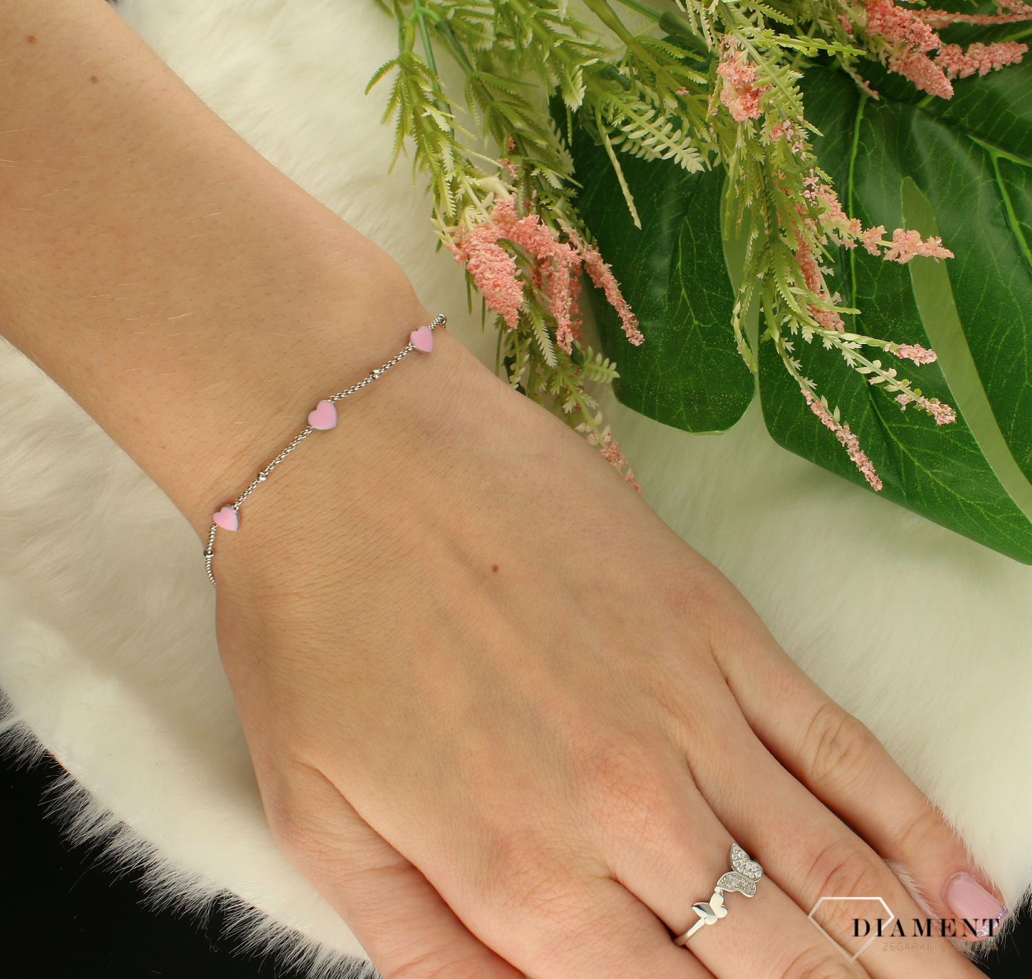 Srebrna bransoletka damska różowe serduszka DIA-BRA-8549-925.  Niesamowita bransoletka wykonana z najwyższej próby srebra z subtelnym elementem trzech różowych serdusze.jpg