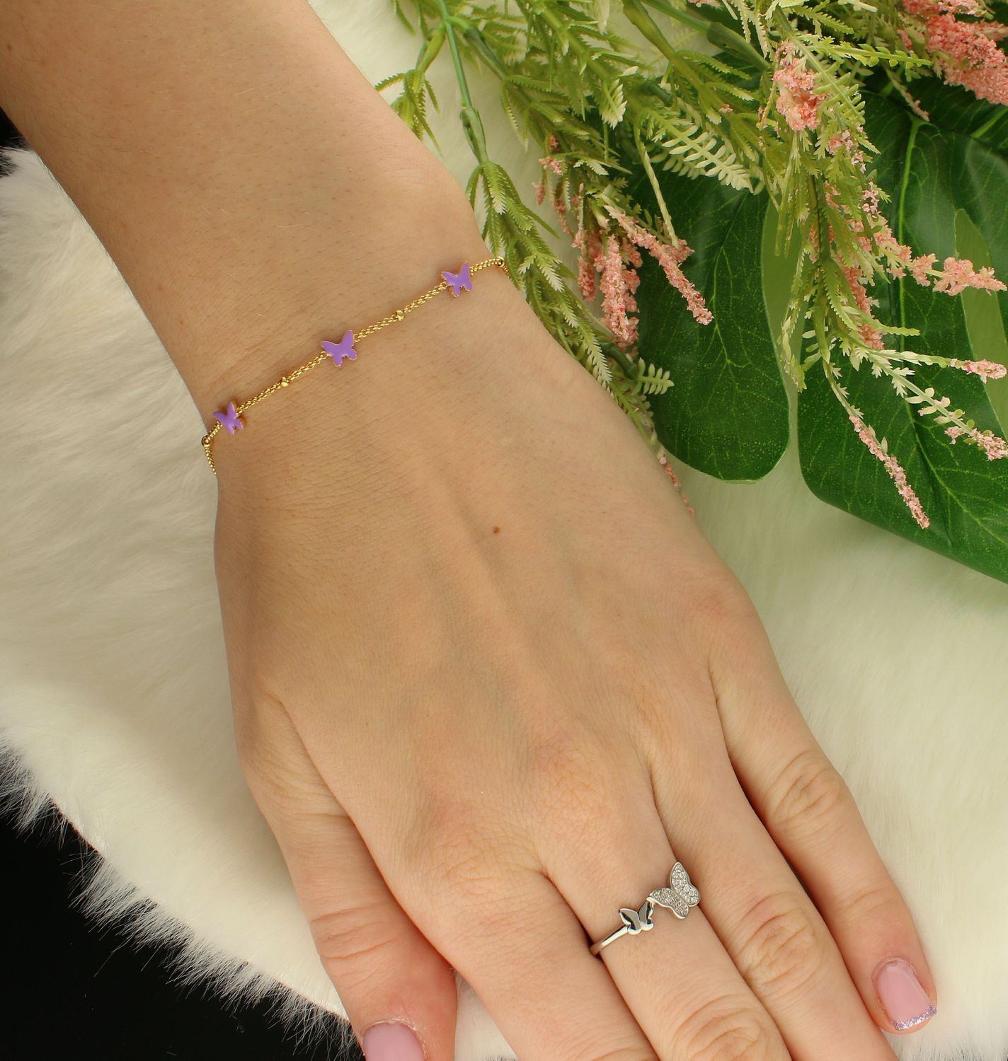 Srebrna bransoletka damska z motylkami fioletowymi pozłacana DIA-BRA-8550-925.  Niesamowita bransoletka wykonana z najwyższej próby srebra z subtelnym elementem fioleto.jpg