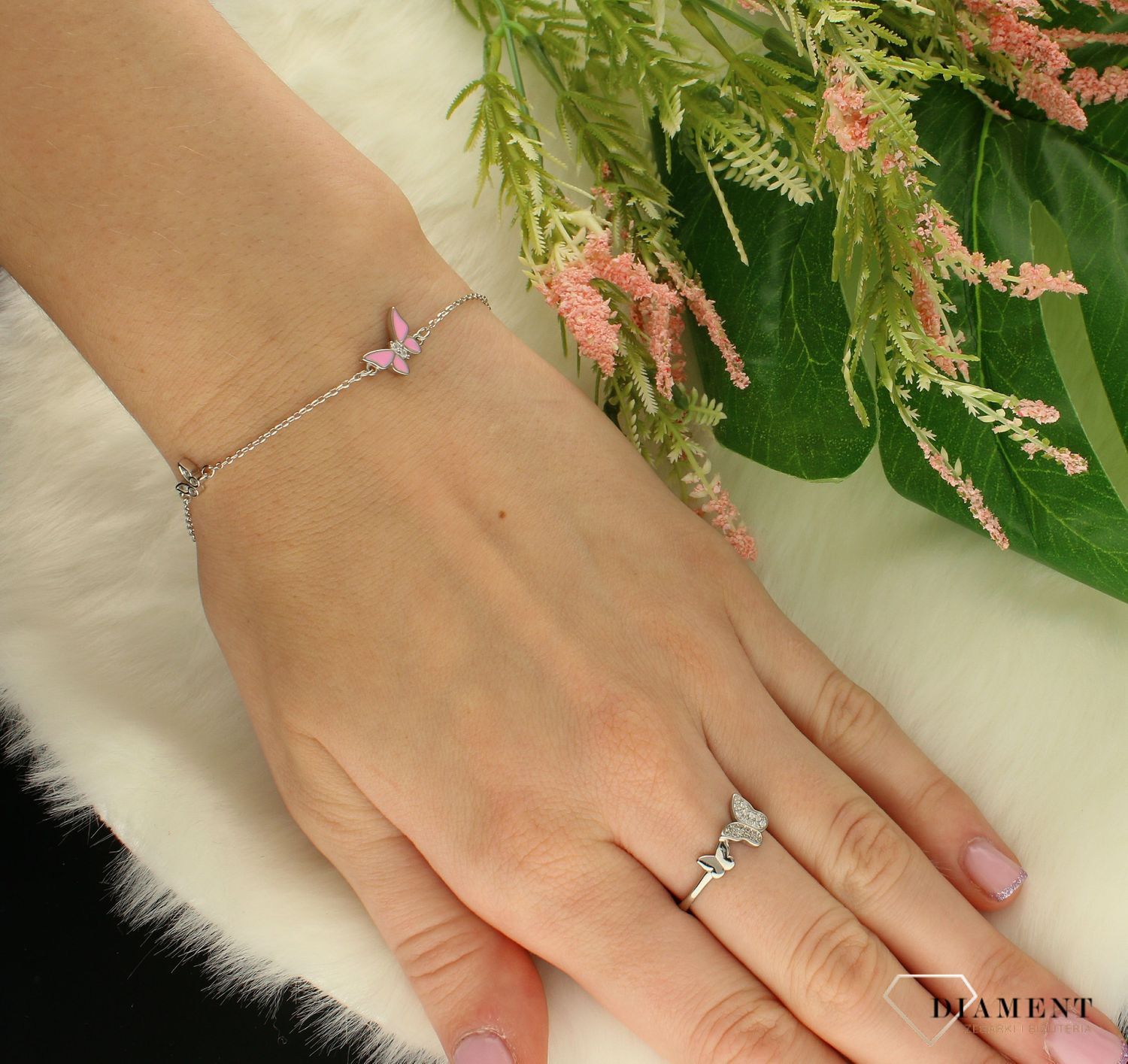 Srebrna bransoletka motylki z różową emalią DIA-BRA-8551-925. Niesamowita bransoletka wykonana z najwyższej próby srebra z subtelnym elementami motylków i cyrkonii.  (2).jpg