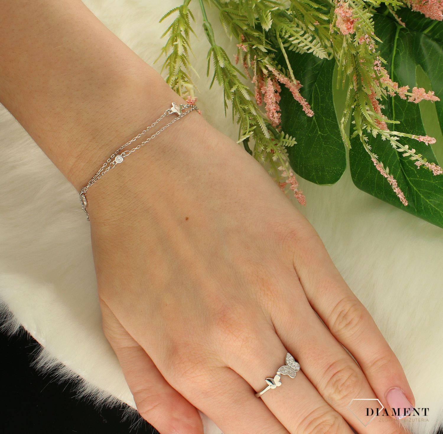 Srebrna bransoletka z cyrkoniami DIA-BRA-8556-925. Niesamowita bransoletka wykonana z najwyższej próby srebra z subtelnym elementem małych cyrkonii i kwiatka .   (1).jpg