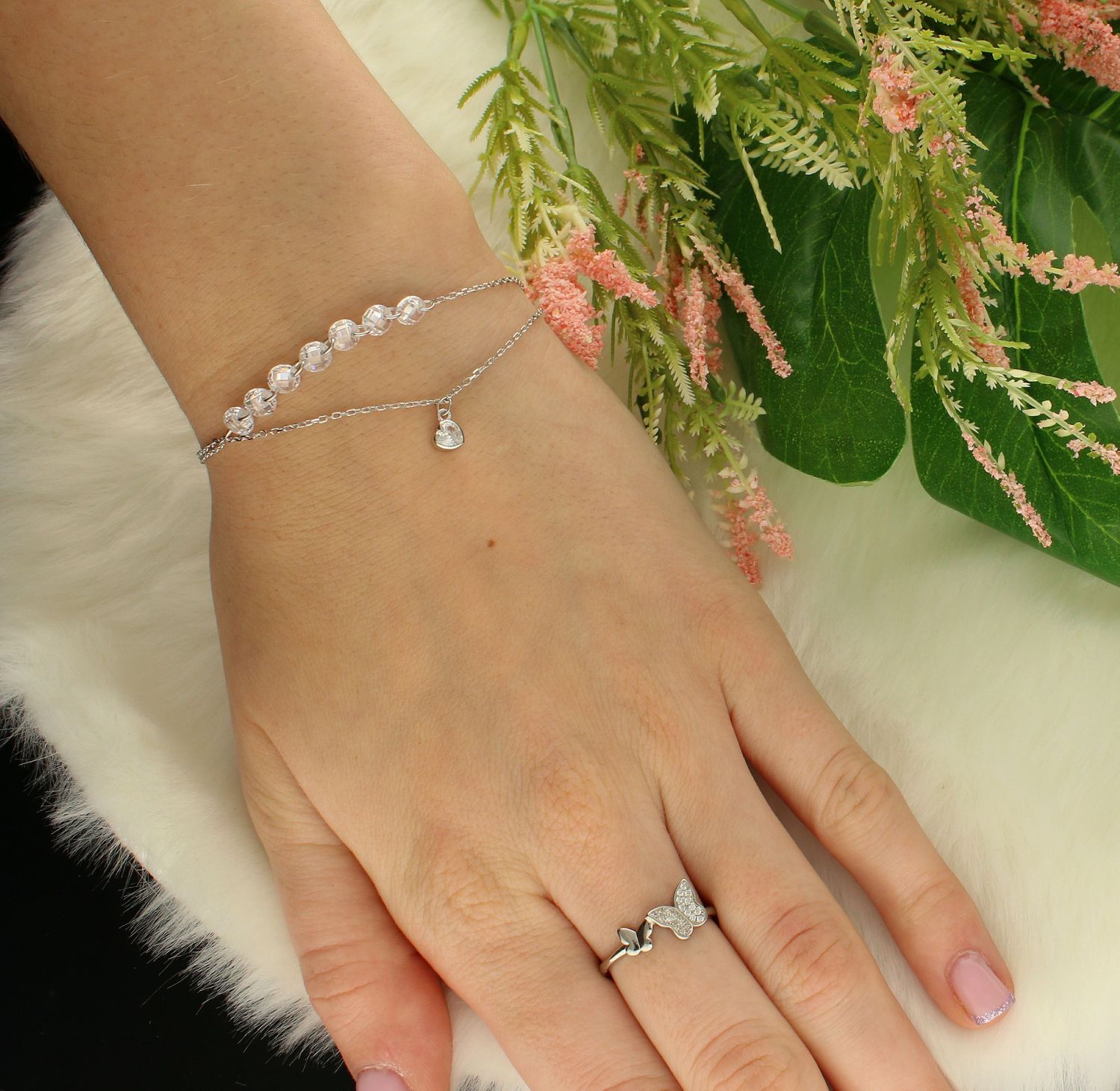 Srebrna bransoletka podwójny łańcuszek z błyszczącymi kuleczkami DIA-BRA-8559-925. Niesamowita bransoletka wykonana z najwyższej próby srebra z subtelnym elementem  (2).jpg