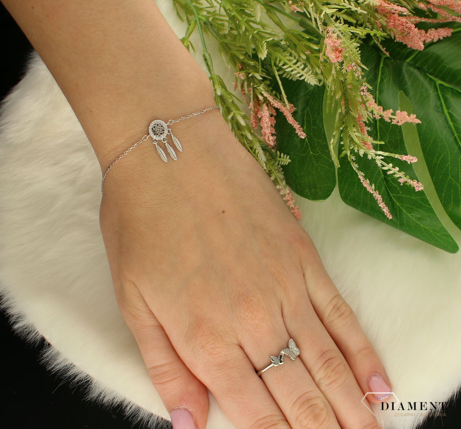 Srebrna bransoletka z listkami DIA-BRA-8561-925. Niesamowita bransoletka wykonana z najwyższej próby srebra z subtelnym elementem kółeczka w cyrkoniach i listkami . Ideal.jpg