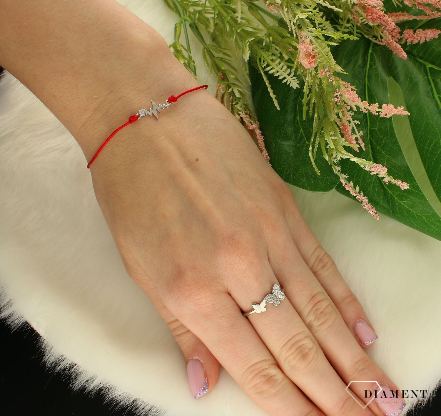 Bransoletka damska na czerwonym sznureczku z linią życia EKG DIA-BRA-8564-925.  Biżuteria wykonana z najwyższej jakości srebra próby 925. Modny motyw linii życia to dosko (1).jpg