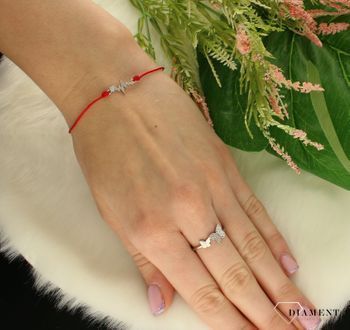 Bransoletka damska na czerwonym sznureczku z linią życia EKG DIA-BRA-8564-925.  Biżuteria wykonana z najwyższej jakości srebra próby 925. Modny motyw linii życia to dos.jpg