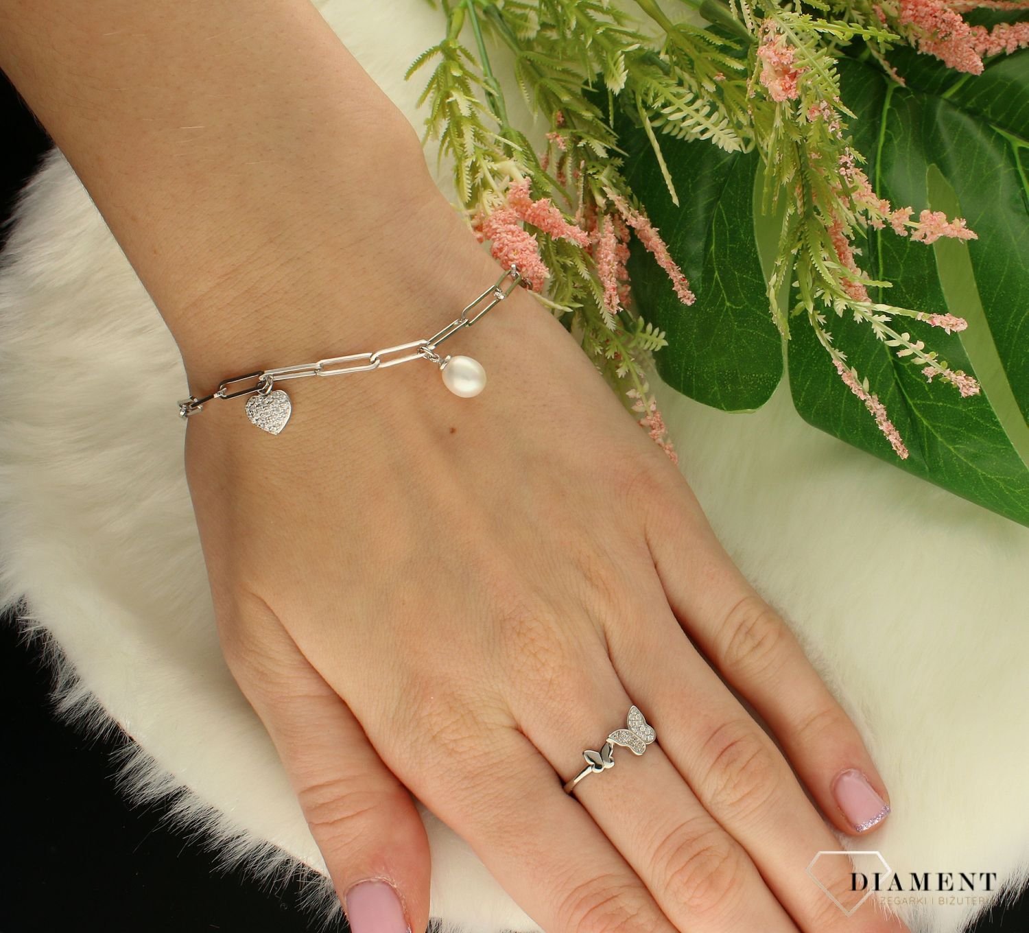 Srebrna bransoletka damska z perełką i serduszkiem DIA-BRA-8566-925. Niesamowita bransoletka wykonana z najwyższej próby srebra z subtelnym elementem perełki i serduszkiem  (1).jpg