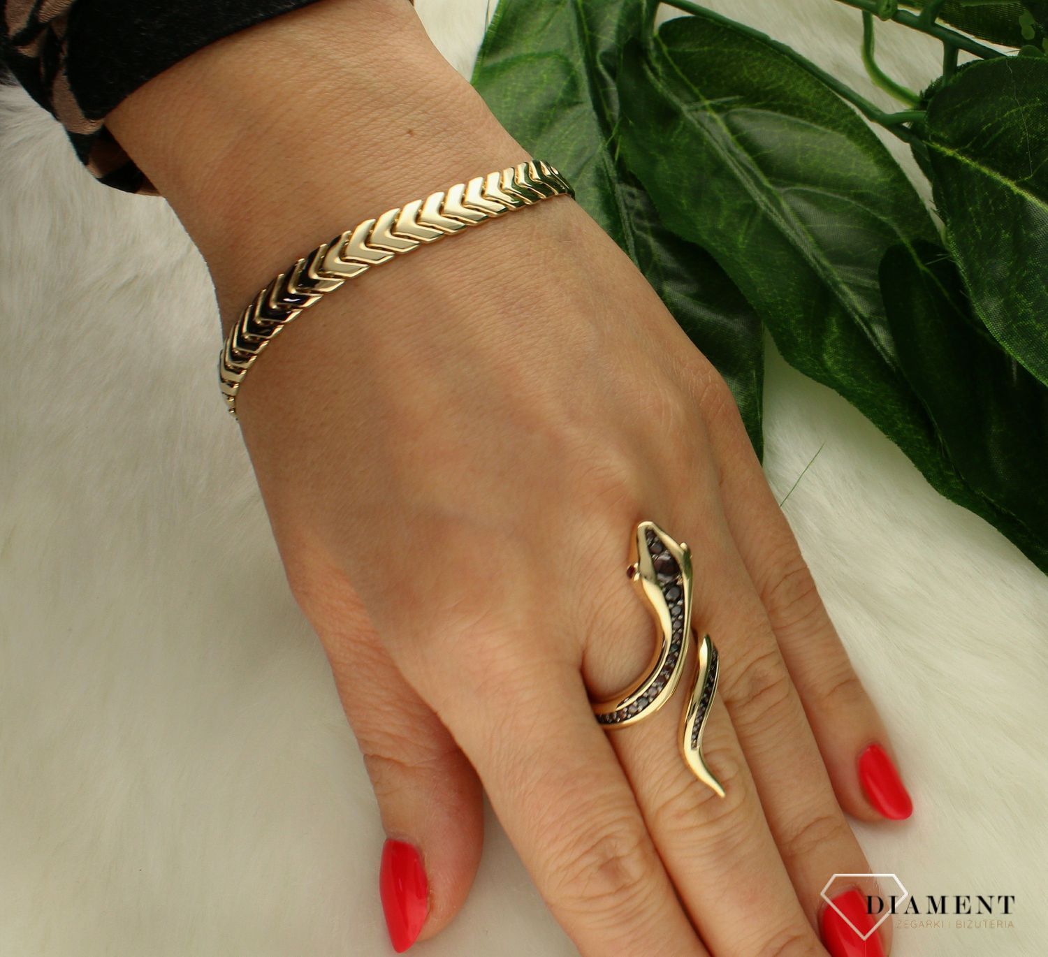Złota damska bransoletka 585 o modnym splocie DIA-BRA-8579-585.  Elegancka bransoleta zapinana jest na wygodny karabińczyk. Elegancka bransoletka w modnym stylu przyciąga spojrzenia wielu odważnych kobie (1).jpg