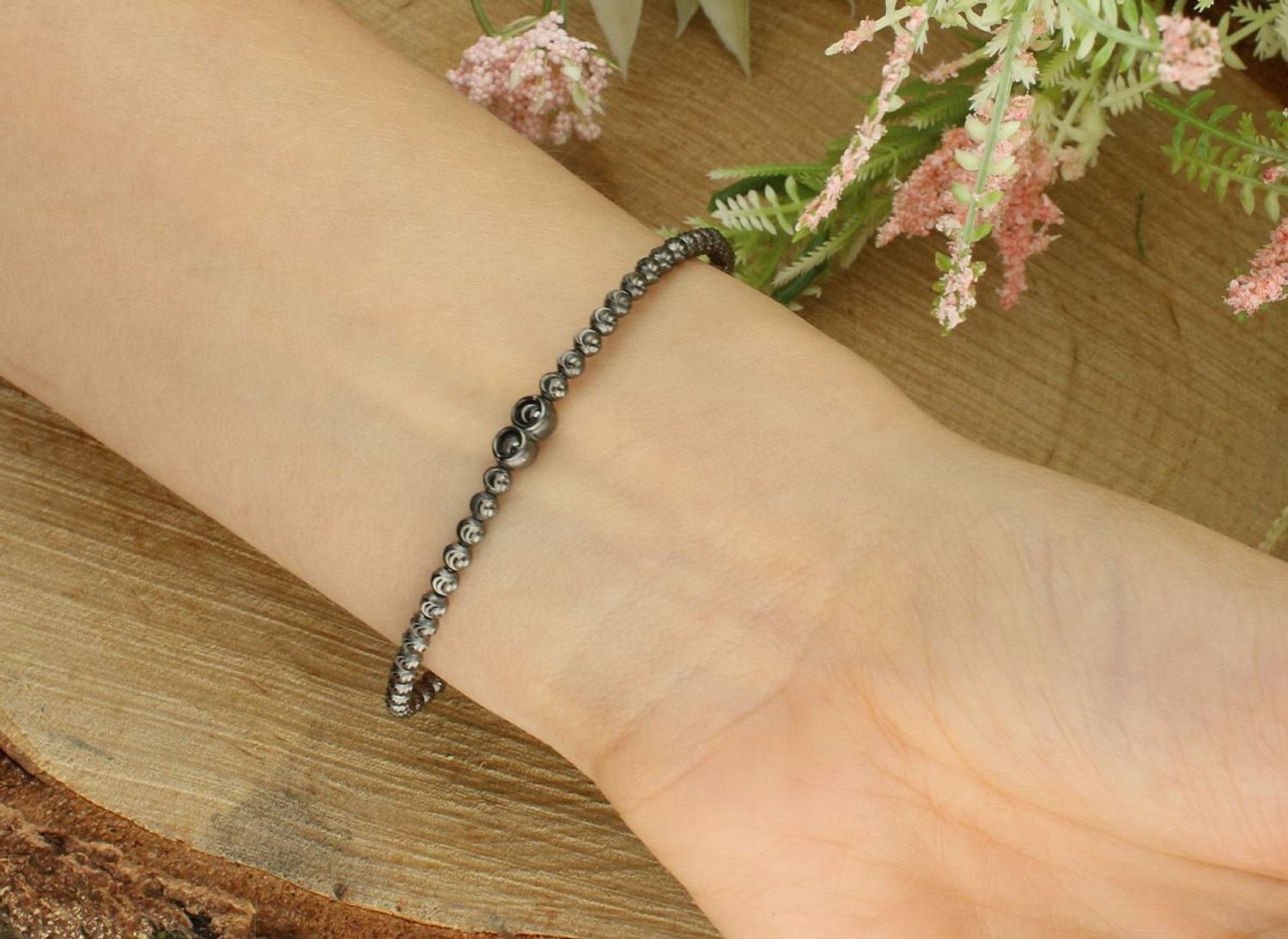 Damska bransoletka rozciągana z grawerowanymi kuleczkami – błyszcząca, na gumce, obwód 18 cm.jpg