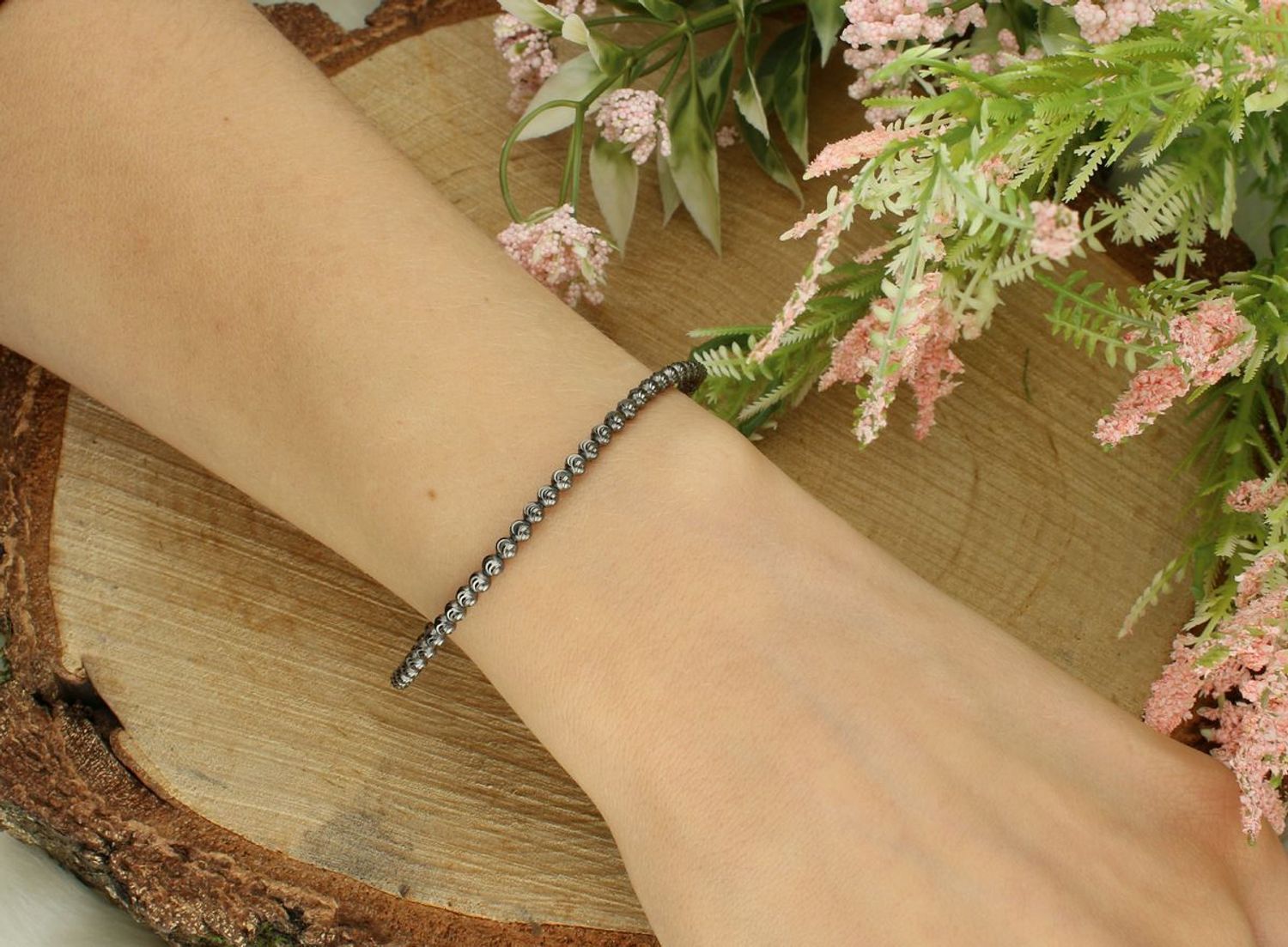 Damska bransoletka rozciągana z grawerowanymi kuleczkami – błyszcząca, na gumce, obwód 18 cm.jpg