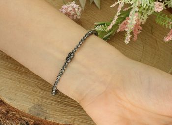 Rozciągana damska bransoletka z grawerowanymi kuleczkami. Pięknie się mieni, wygodna gumka, pasuje na nadgarstek 18 cm. Elegancki dodatek bez cyrkonii (1).jpg