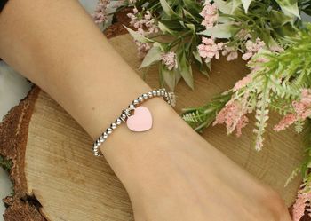 Srebrna bransoletka DIA-BRA-8607-925 na gumce z gładkich kuleczek, ozdobiona zawieszką w kształcie serca z różową emalią. Srebro 925. Klasyczny dodatek na nadgarstek do 17 cm (2).jpg