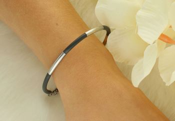 Nowoczesna bransoletka damska ze srebra próby 925 i gumy, długość 19 cm, szerokość 3 mm, waga 2,96 g. Zapięcie na karabińczyk, ozdobiona srebrnymi elementami – elegancka i wygodna biżuteria na 2.jpg