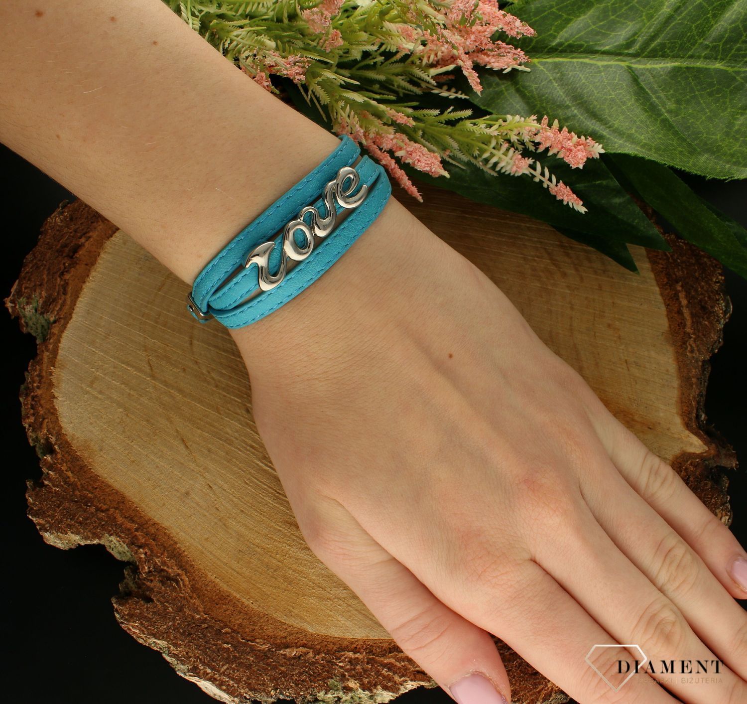 Bransoletka skórzana niebieska z napisem LOVE DIA-BRA-8646-STAL. Bransoletka skórzana niebieska z napisem LOVE. Nowoczesna bransoletka damska polskiej marki  wykonana ze skóry naturalnej w kolorze niebieskim, zdobiona stalow.jpg