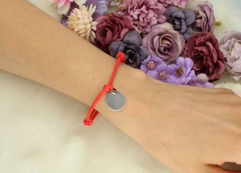 Bransoletka srebrna 925 na czerwonym sznurku z okrągłą blaszką 1,5 cm. Regulacja dzięki ściąganemu zapięciu. Minimalistyczny i symboliczny dodatek.2.jpg