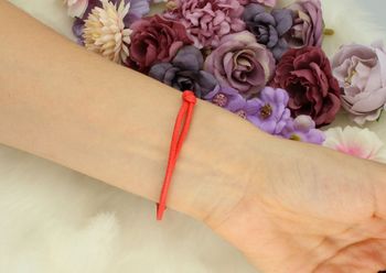 Bransoletka srebrna 925 na czerwonym sznurku z okrągłą blaszką 1,5 cm. Regulacja dzięki ściąganemu zapięciu. Minimalistyczny i symboliczny dodatek.3.jpg