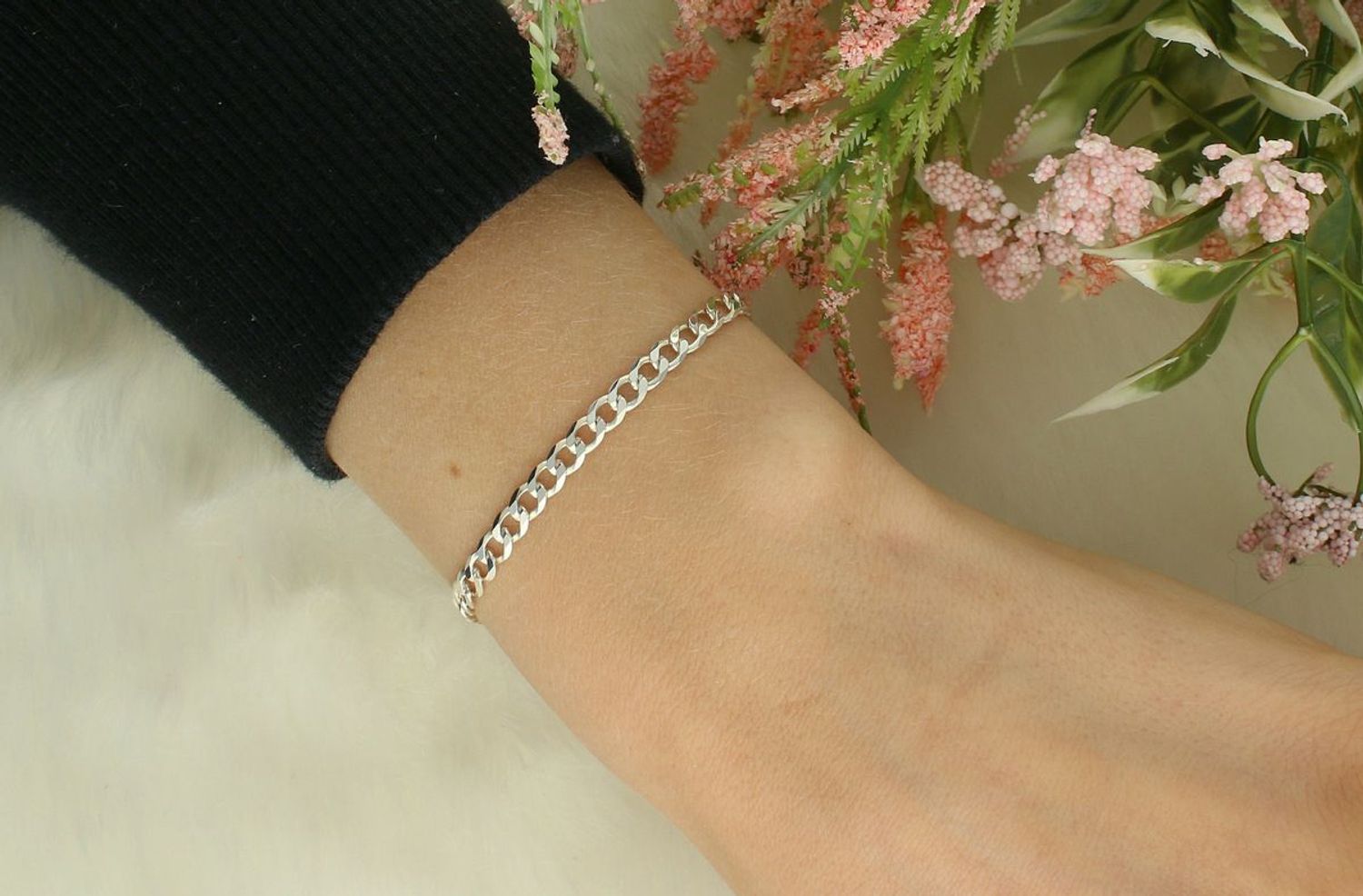 Srebrna uniwersalna bransoletka pancerka próba 925 o długości 21 cm, szerokości 4 mm i wadze 4,40 g. Subtelny, ale wyrazisty dodatek do każdej stylizacji.1.jpg