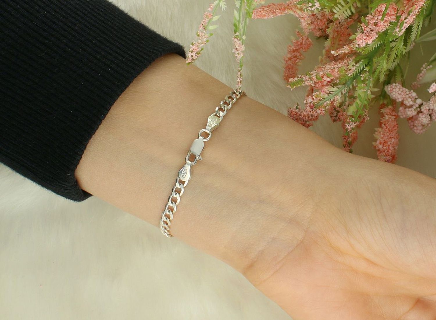 Srebrna uniwersalna bransoletka pancerka próba 925 o długości 21 cm, szerokości 4 mm i wadze 4,40 g. Subtelny, ale wyrazisty dodatek do każdej stylizacji.1.jpg