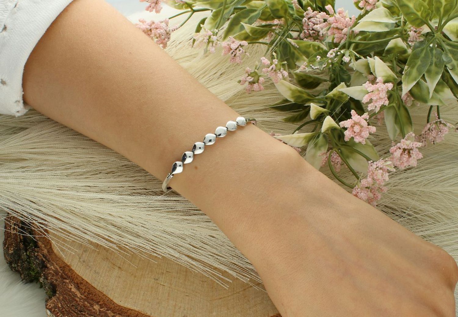 Bransoletka srebrna 925 DIA-BRA-8816-925 – sztywna, z ozdobnym elementem 4,5 × 0,6 cm, obwód 17 cm, zapięcie na karabińczyk, waga 7,35 g. Nowoczesna, elegancka biżuteria dla kobiet (1).jpg