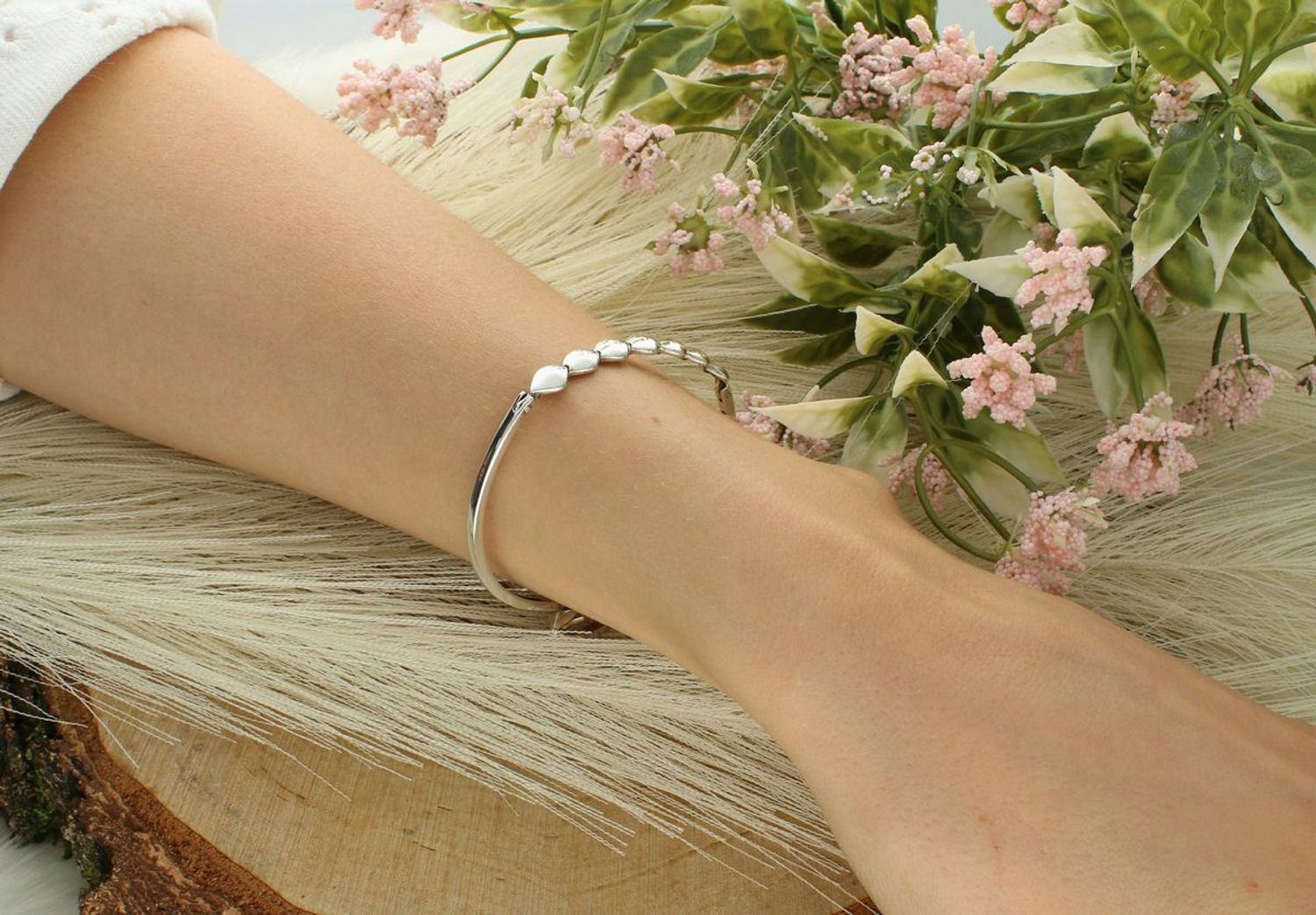 Bransoletka srebrna 925 DIA-BRA-8816-925 – sztywna, z ozdobnym elementem 4,5 × 0,6 cm, obwód 17 cm, zapięcie na karabińczyk, waga 7,35 g. Nowoczesna, elegancka biżuteria dla kobiet (1).jpg