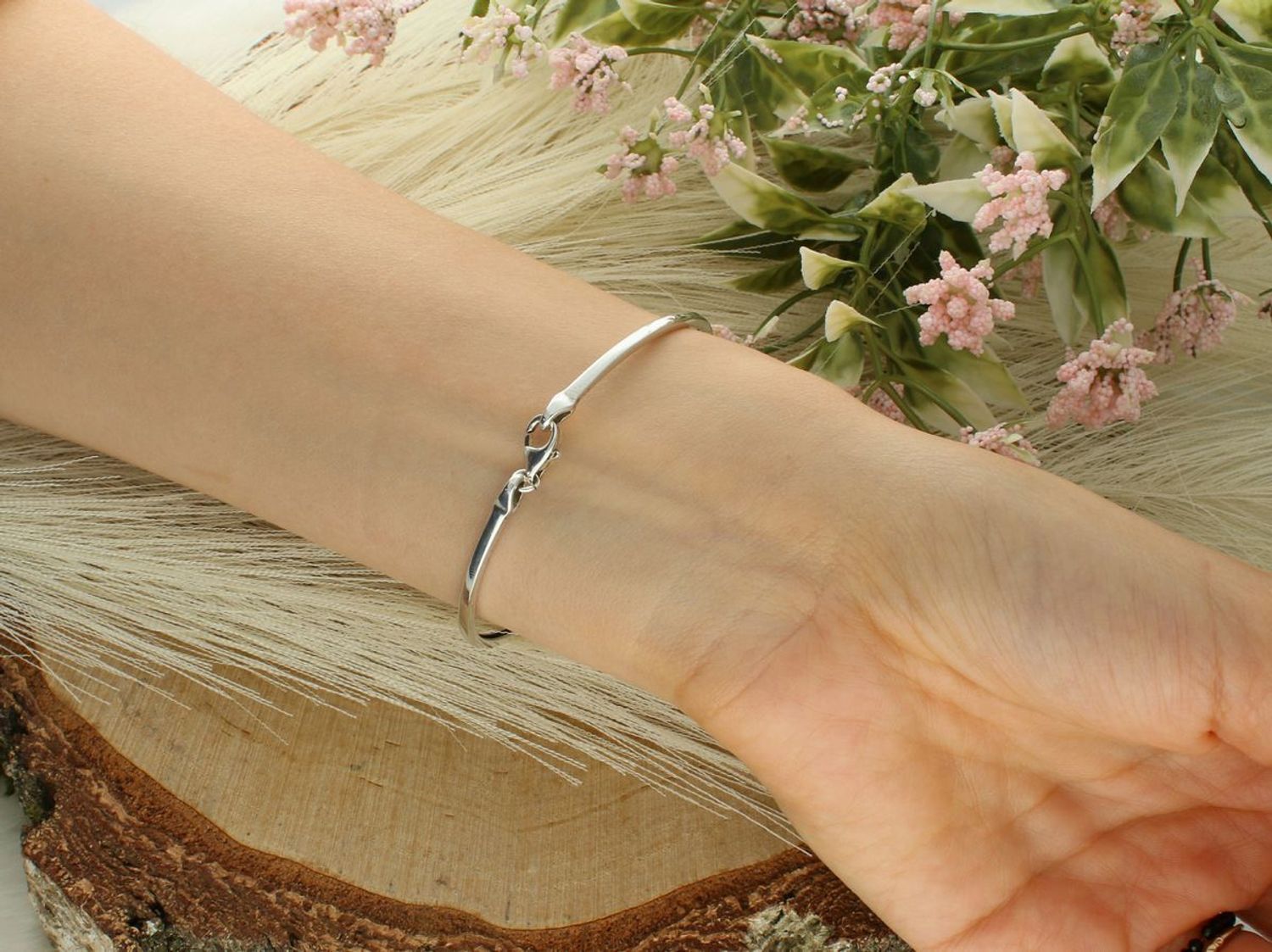 Bransoletka srebrna 925 DIA-BRA-8816-925 – sztywna, z ozdobnym elementem 4,5 × 0,6 cm, obwód 17 cm, zapięcie na karabińczyk, waga 7,35 g. Nowoczesna, elegancka biżuteria dla kobiet (1).jpg