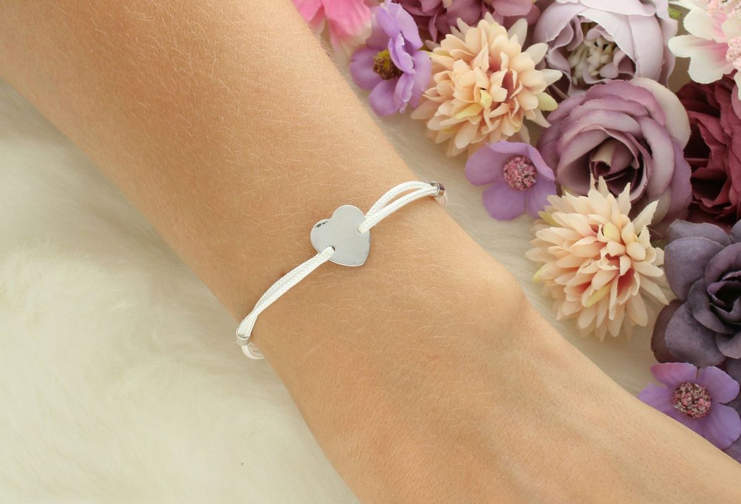 Bransoletka damska ze srebra 925 z serduszkiem na białym sznureczku. Model DIA-BRA-8827-925 – delikatna, symboliczna biżuteria na co dzień i na prezent. Regulowana długość!1.jpg