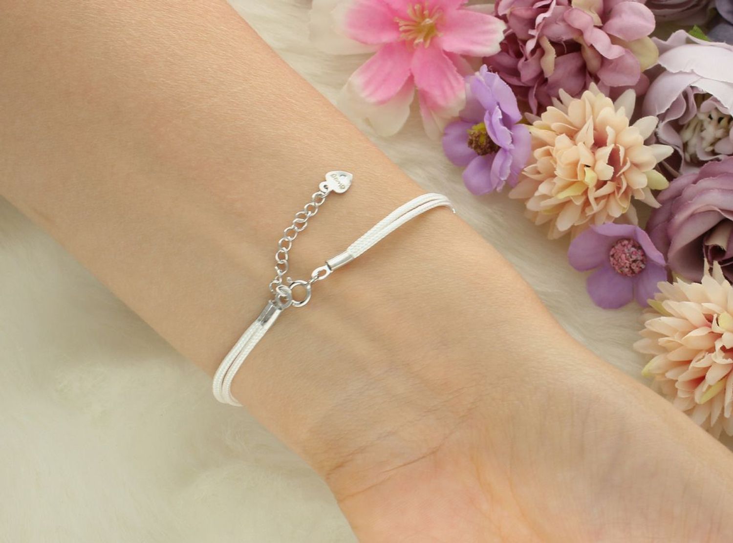 Bransoletka damska ze srebra 925 z serduszkiem na białym sznureczku. Model DIA-BRA-8827-925 – delikatna, symboliczna biżuteria na co dzień i na prezent. Regulowana długość!1.jpg