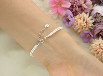 Bransoletka damska ze srebra 925 z serduszkiem na białym sznureczku. Model DIA-BRA-8827-925 – delikatna, symboliczna biżuteria na co dzień i na prezent. Regulowana długość!3.jpg