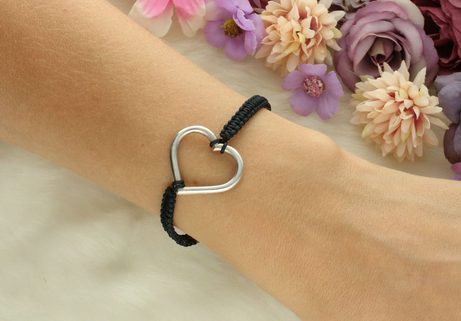 Bransoletka damska srebrna próby 925 z czarnym sznureczkiem i zawieszką w kształcie serca (2,3 x 2,2 cm). Waga 4,00 g, zapięcie ściągane. Model DIA-BRA-8839-925 – elegancka i symboliczna.1.jpg