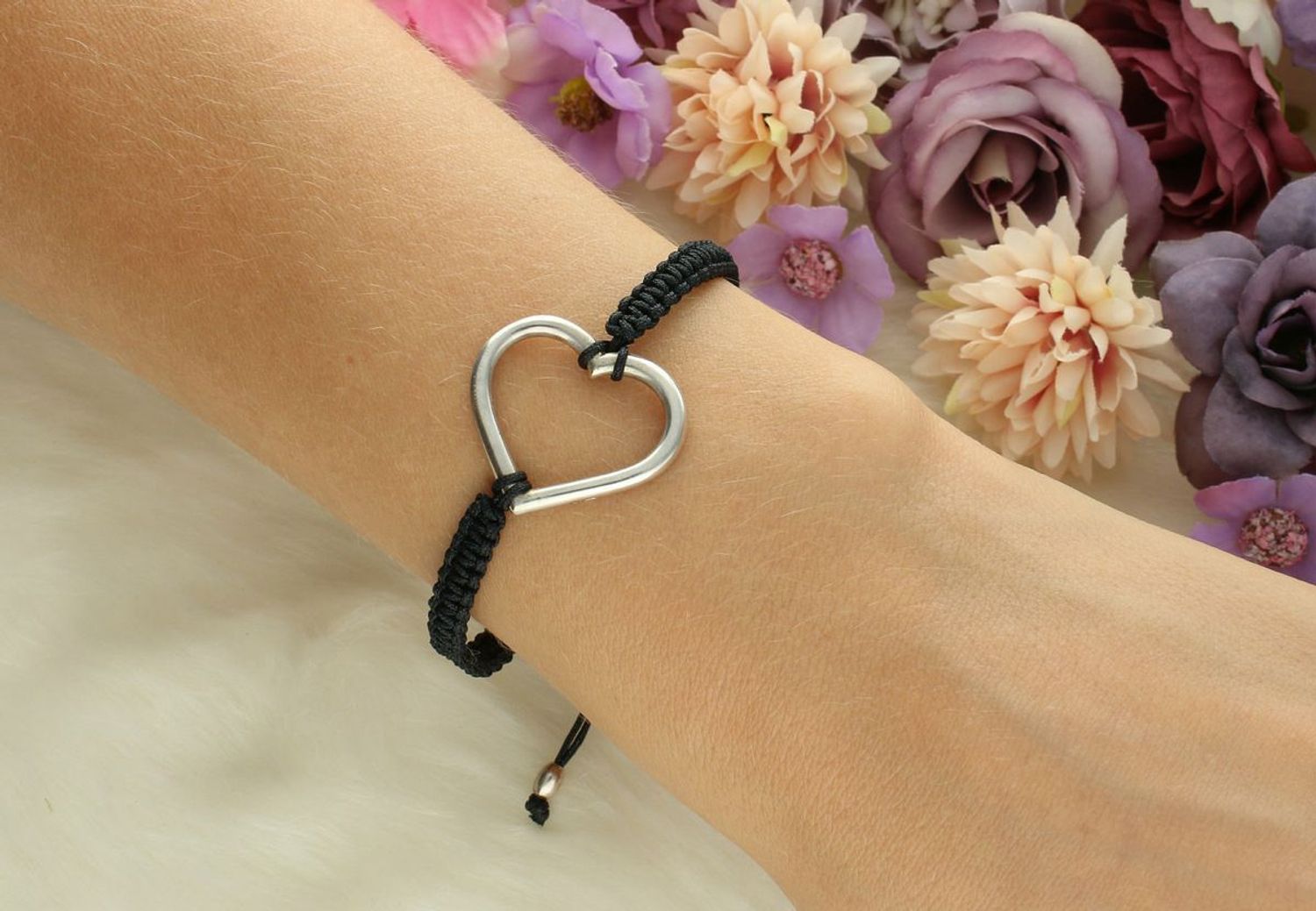 Bransoletka damska srebrna próby 925 z czarnym sznureczkiem i zawieszką w kształcie serca (2,3 x 2,2 cm). Waga 4,00 g, zapięcie ściągane. Model DIA-BRA-8839-925 – elegancka i symboliczna.1.jpg