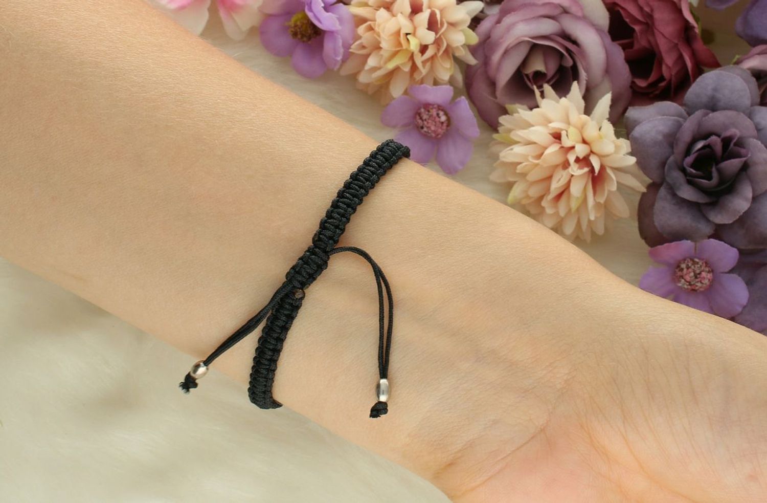 Bransoletka damska srebrna próby 925 z czarnym sznureczkiem i zawieszką w kształcie serca (2,3 x 2,2 cm). Waga 4,00 g, zapięcie ściągane. Model DIA-BRA-8839-925 – elegancka i symboliczna.1.jpg