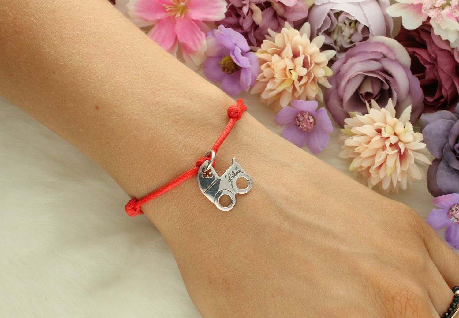 Bransoletka damska srebrna 925 z czerwoną nitką i zawieszką wózka – DIA-BRA-8841-9251.jpg