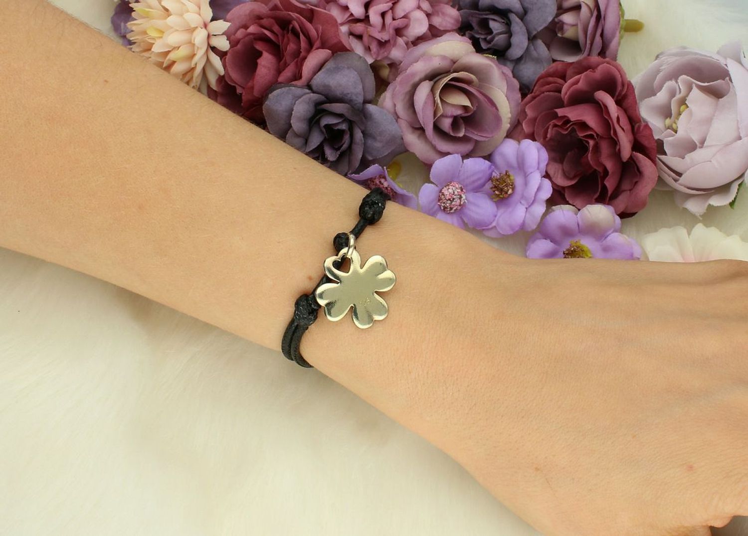 Bransoletka na czarnym sznureczku z pozłacaną koniczynką 2 cm i srebrem próby 925. Regulowana długość dzięki ściąganemu zapięciu. Elegancja i symbolika.1.jpg