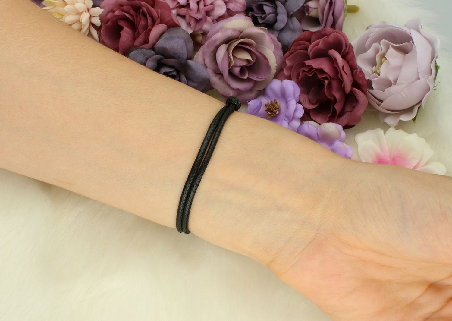 Bransoletka na czarnym sznureczku z pozłacaną koniczynką 2 cm i srebrem próby 925. Regulowana długość dzięki ściąganemu zapięciu. Elegancja i symbolika.1.jpg