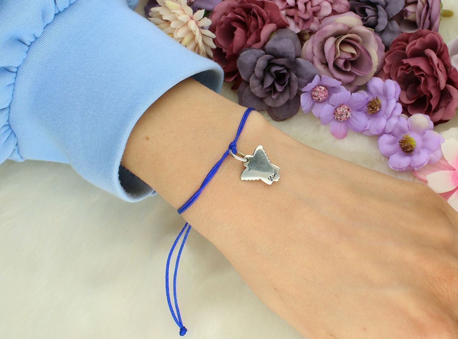 Bransoletka srebrna 925 na granatowym sznurku z zawieszką aniołkiem (2 x 1,5 cm). Regulowane zapięcie ściągane. Subtelna, symboliczna i elegancka.1.jpg