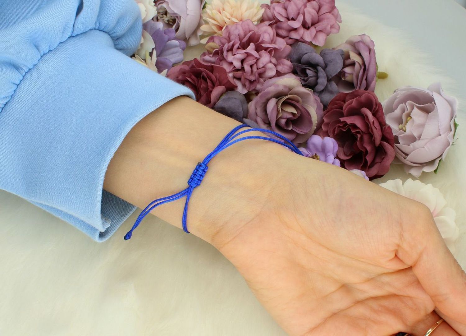 Bransoletka srebrna 925 na granatowym sznurku z zawieszką aniołkiem (2 x 1,5 cm). Regulowane zapięcie ściągane. Subtelna, symboliczna i elegancka.1.jpg