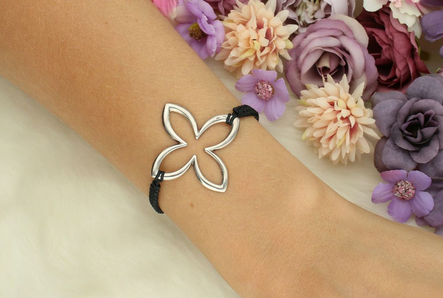 Bransoletka damska na czarnym sznureczku z dużą koniczynką ze srebra próby 925. Zapięcie ściągane. Symbol szczęścia i elegancji – idealna na prezent.1.jpg