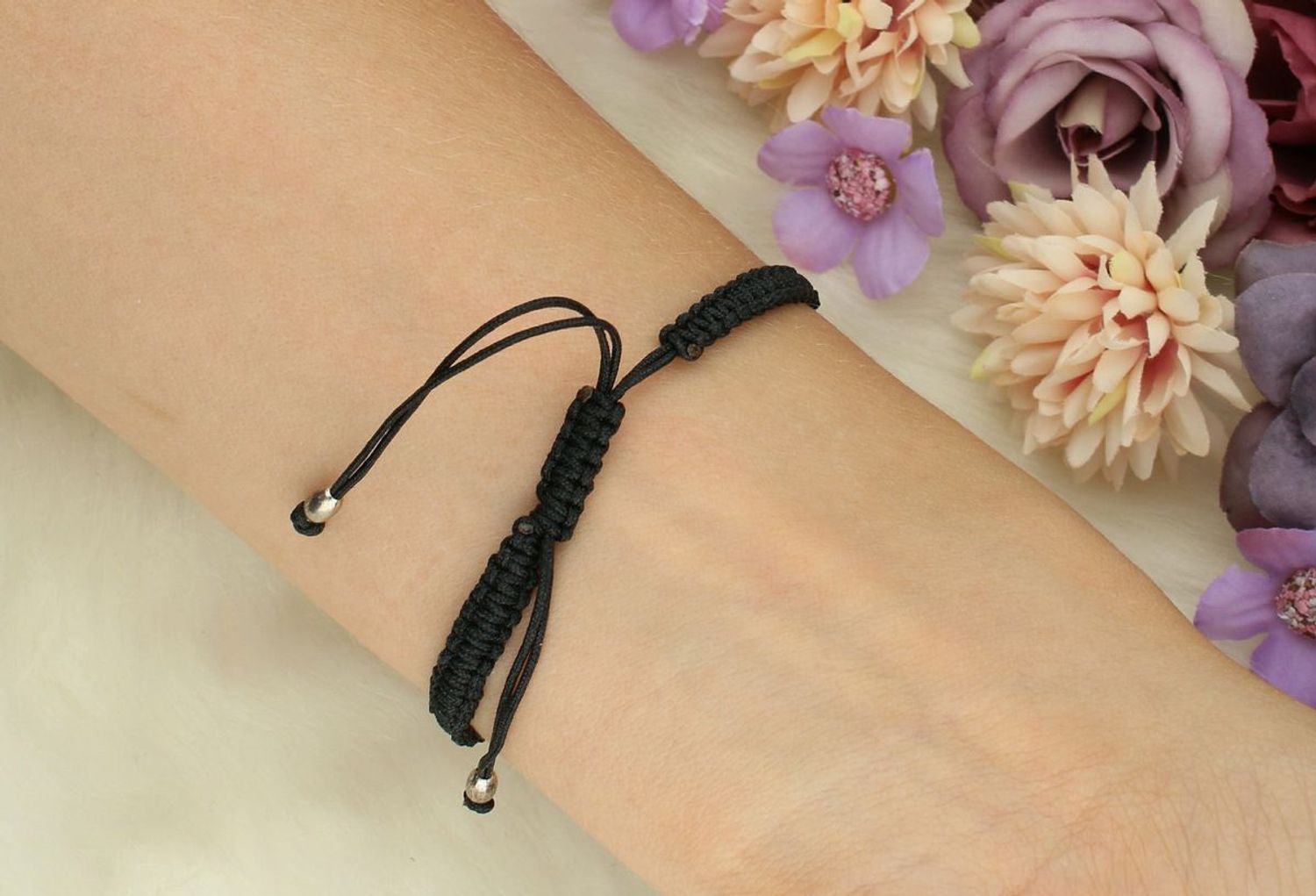 Bransoletka damska na czarnym sznureczku z dużą koniczynką ze srebra próby 925. Zapięcie ściągane. Symbol szczęścia i elegancji – idealna na prezent.1.jpg