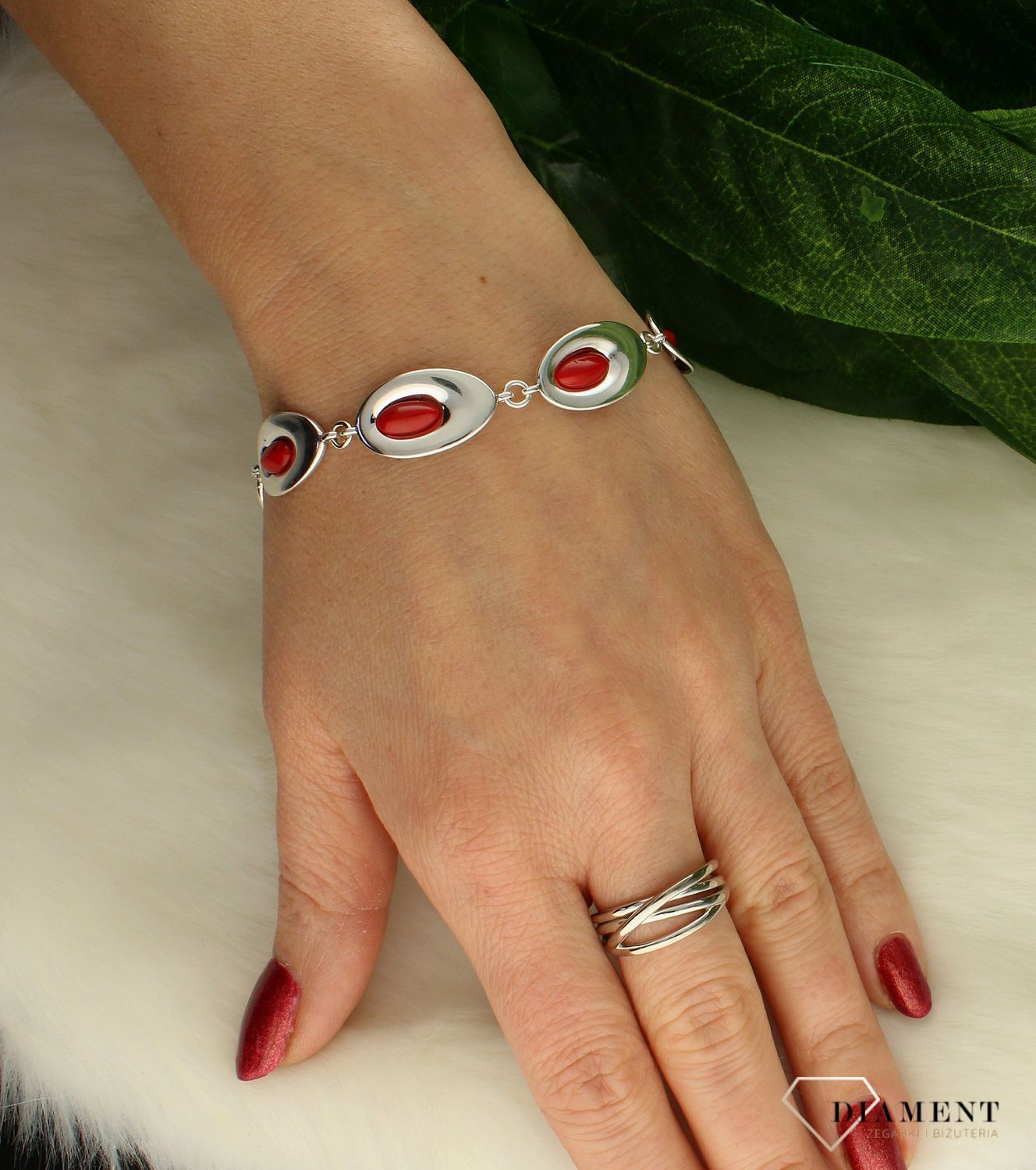 Bransoletka srebrna z koralem syntetycznym DIA-BRA-8856-925. Bransoletka z czerwonym koralem syntetycznym to propozycja od sklepu jubilerskiego Diament. Biżuteria dla osoby, która lubi różnorodne i odważne dodatki w swoich s.jpg