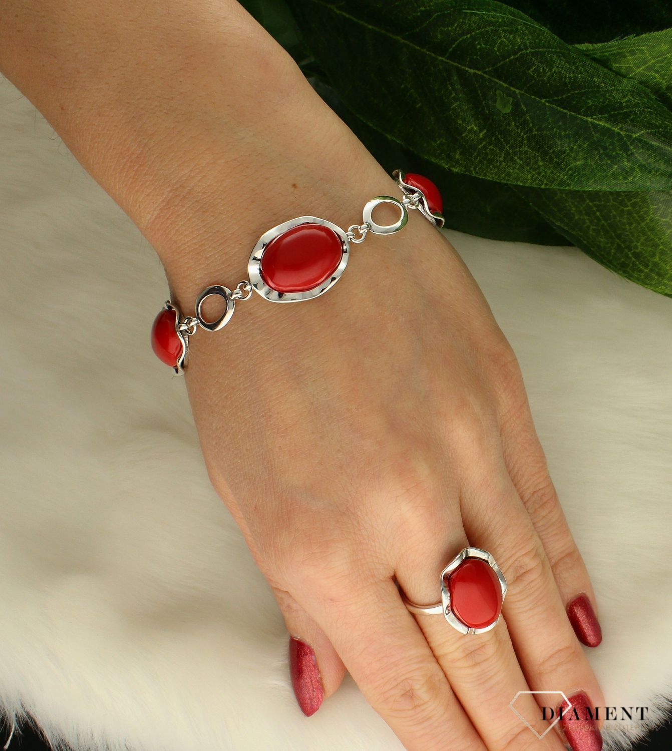 Bransoletka srebrna 'Czerwona piękność' DIA-BRA-8859-925. Bransoletka z czerwonym koralem syntetycznym to propozycja od sklepu jubilerskiego Diament. Biżuteria dla osoby, która lubi różnorodne i odważne dodatki w swoich styl.jpg