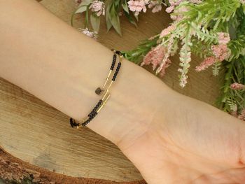 Delikatna srebrna bransoletka DIA-BRA-8860-925 sztywna z czarnymi grawerowanymi kuleczkami, pozłacanymi akcentami i zawieszką w kształcie serduszka. Elegancki dodatek z srebra próby 925 (1).jpg