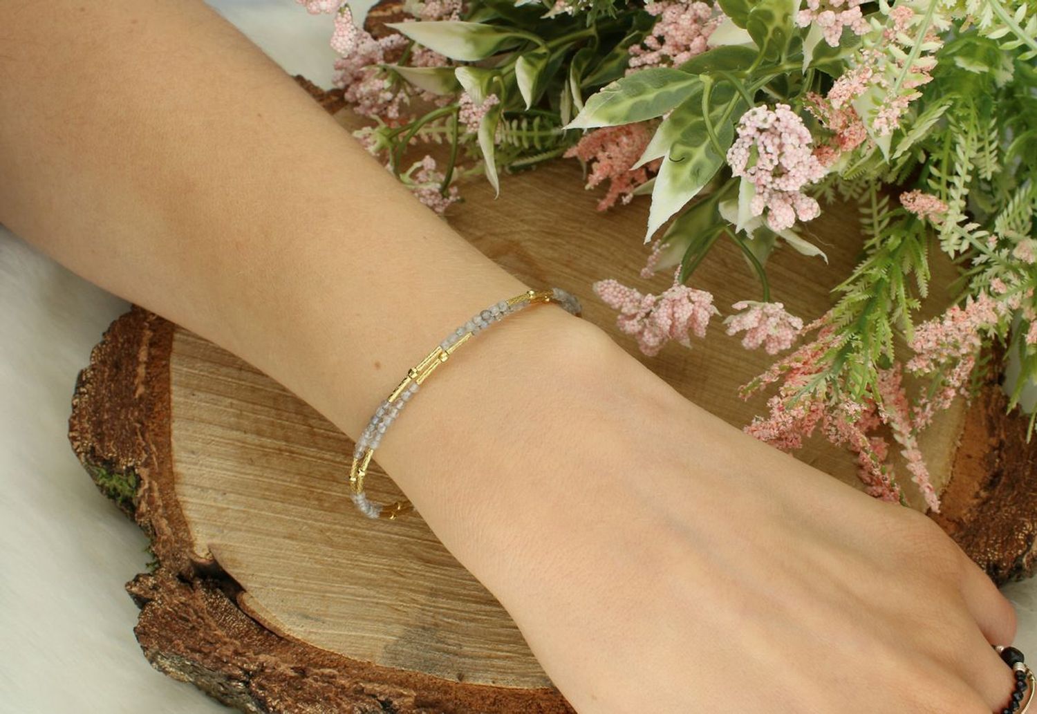 Srebrna sztywna bransoletka damska z szarymi kuleczkami i pozłacanym sercem – srebro 925.jpg