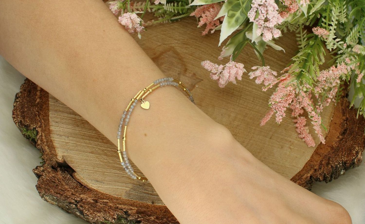 Srebrna sztywna bransoletka damska z szarymi kuleczkami i pozłacanym sercem – srebro 925.jpg