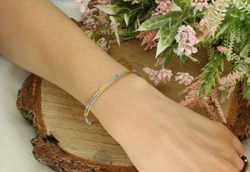 Delikatna sztywna bransoletka DIA-BRA-8862-925 damska z szarymi kuleczkami, pozłacanymi akcentami i serduszkiem. Srebro 925. Elegancka i kobieca biżuteria w stonowanej kolorystyce (1).jpg