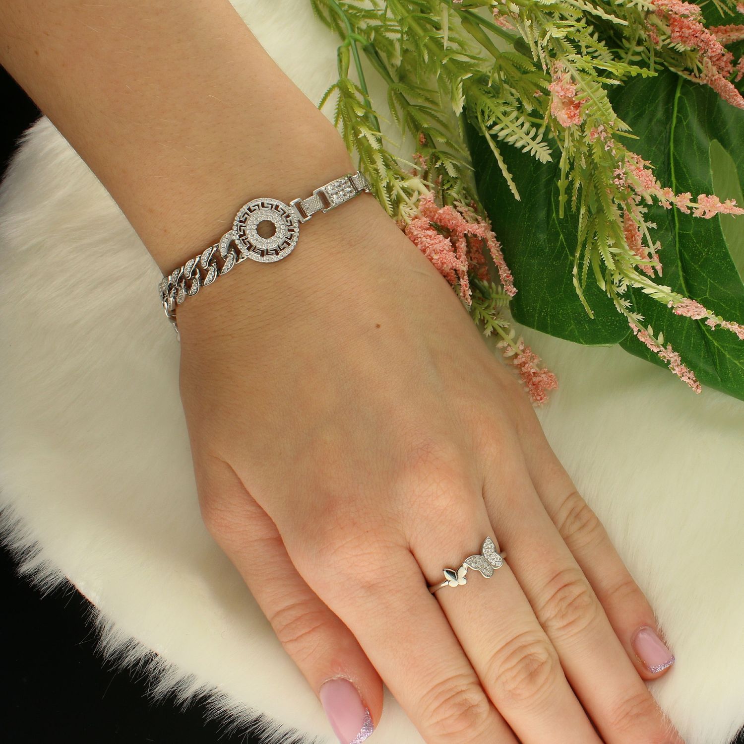 Srebrna bransoletka efektowna 925 'Droga Grecka' DIA-BRA-8863-925. Delikatna bransoletka wykonana z najwyższej próby srebra  925 bogato zdobiona bransoletka. Jedna część wysadzona cyrkoniami o pięknym splocie a druga z cyrkoniami.jpg